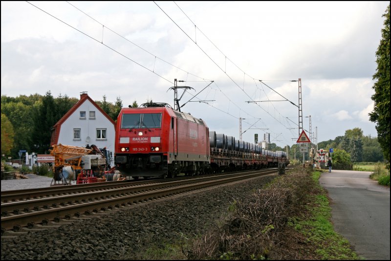 ...fhrt auf dem Gegengleis die 185 243 mit dem  Haribo-Express  von Bochum nach Dillenburg. Der Zug ist immer fr berraschungen gut. Aufgenommen am 30.09.07 um 15:16:48