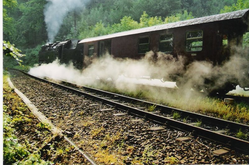 F�hrt aus dem Bahnhof Steinerne Renne in der Morgensonne aus