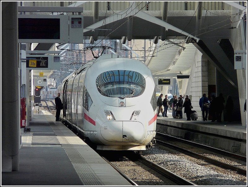 Fhrt keiner mehr mit? scheint der Schaffner in Richtung Fotografen zu fragen kurz bevor er die Tren schliet und der ICE sich in Richtung Brssel in Bewegung setzt. 30.03.09 (Jeanny)