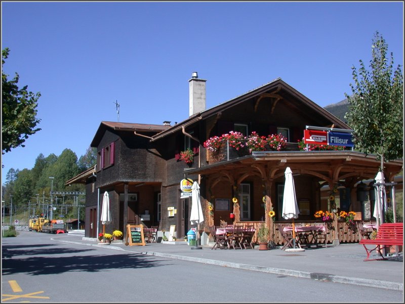 Fahrdienstlich ist der Bahnhof Filisur nicht mehr besetzt, aber es gibt wenigstens noch Fahrkarten und einen Kaffee und frs ordentliche Erscheinungsbild ist auch gesorgt. (13.09.2007)