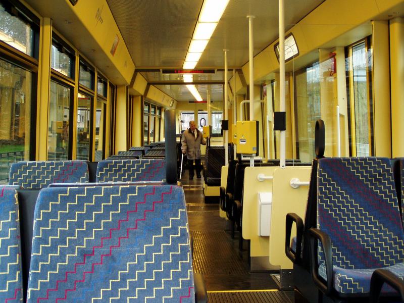 Fahrgastraum des Niederflurwagens 257. Fr die Sitze in der neuen Serie ab Wagen 251 wurden etwas weichere Stoffe verwendet und ist damit auch bequemer zu sitzen und nicht mehr so hart wie bisher. Mitte Mrz 2005