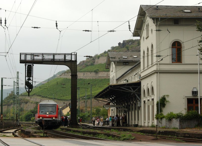 Fahrgastwechsel im Bahnhof R�desheim f�r RE 15537, Koblenz Hbf-Wiesbaden Hbf, 10.09.09