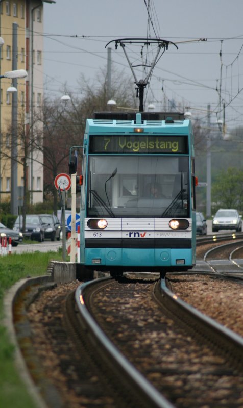 Fahrgastwechsel beendet, noch ein paar Meter Berg auf, dann geht es durchgehend bis zur H�lderlinstrasse bergab.