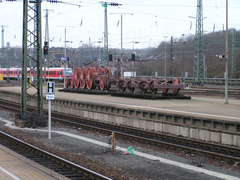 Fahrgestell der 18 602 als Denkmal auf einem Bahnsteig des Saarbrcker Hbf. Die Lok wurde in den 1970er Jahren als Heizlok am alten BW Saarbrcken (Gebude im Hintergrund) eingesetzt. Aufnahme vom 09.01.2005