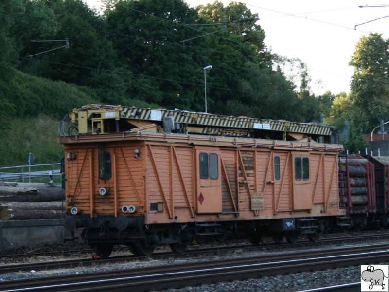 Fahrleitungsmontagewagen # 80 80 970 8 006-9 der DB Infrastruktur Bahnbau Gruppe, abgestellt am 21. Juni 2008 in Kronach.