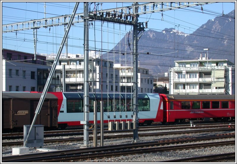 Fahrleitungsschaltposten vor einem 2.Klasse Panoramawagen des Glacier-Express. (12.03.2007)