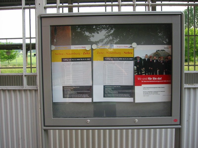 Fahrplan der NASA (Nahverkehrszug Sachsen-Anhalt) in Laucha/ Unstrut am 26.5. 07. Im Hintergrund sieht man die Bahnhofsunterfhrung.