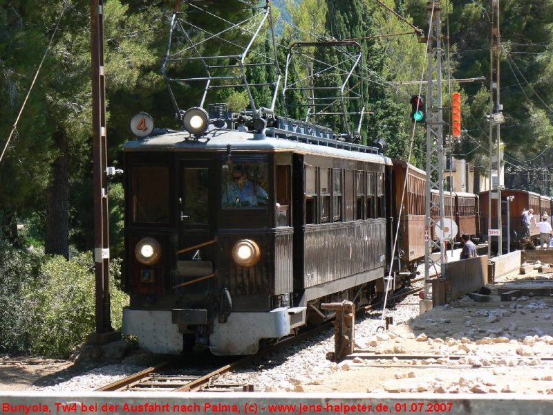 Fahrplanmiger Zug (keine reiner Touristenzug) mit Tw4 verlt den Bahnhof Bunyola der Ferrocarrils de Sller in Richtung Palma. Foto: 01.07.2007