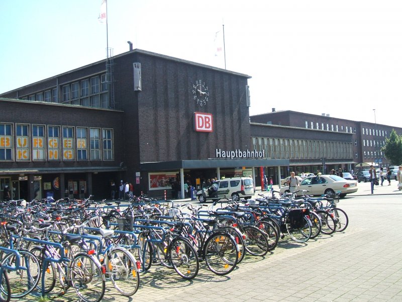 Fahrrad Abstellplatz am Bahnhofs-Vorplatz des Duisburger Hbf`s,
das kuriose an diesem Vorplatz ist,da unter dem Vorplatz die 
A 40 durchfhrt.(11.08.2007)
