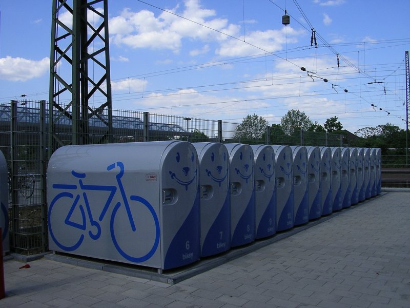 Fahrradboxen neben dem alten Bahnhofsgeb�ude Duisburg-Rheinhausen
(12.05.2008)