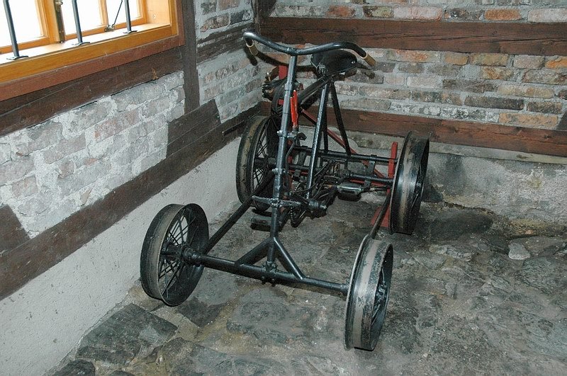 Fahrraddraisine der ehemaligen Salzkammergut-Lokalbahn, ausgestellt im SKGLB-Museum in Mondsee (15.5.2005)