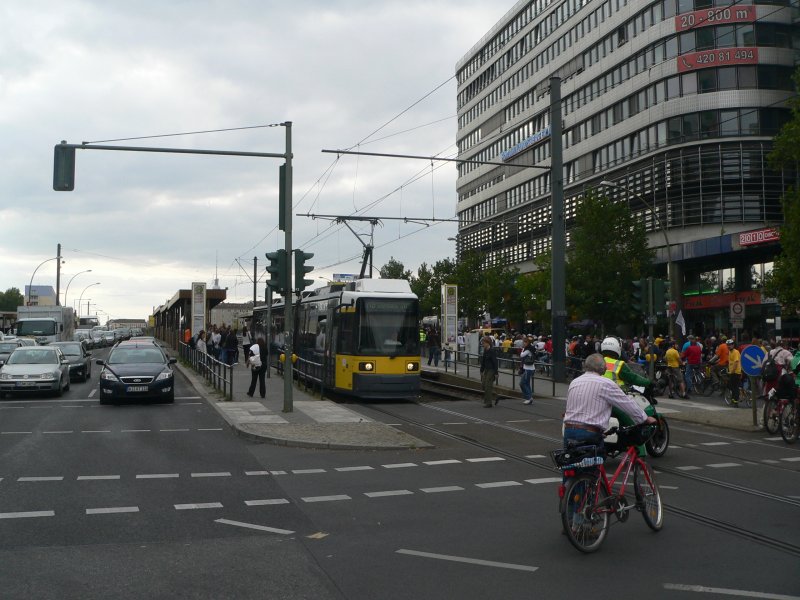 Fahrradkreisfahrt Berlin. Auch die Straenbahn musste warten. 26.9.2009