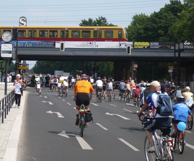 Fahrradsternfahrt 2008. Glck hat, wer in der S-Bahn sitzt. Oder natrlich - so wie ich und 250.000 andere - im Sattel. Hier sind die Radfahrer, die aus allen Bezirken Berlins zusammenkamen, fast am Ziel angekommen. Die S-Bahn im Bild fhrt gerade aus Tiergarten aus in Richtung Zoologischer Garten. 1.6.2008