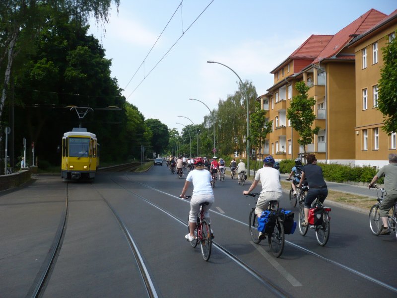 Fahrradsternfahrt 2008. Jedes Jahr fahren in Berlin bis zu 250.000 Radfahrer sternf�rmig aus allen Bezirken in Richtung Brandenburger Tor. Die sportlichsten Radfahrer kommen bereits aus Stettin. Ein freiwilliger  autofreier  Tag wurde unterst�tzt von Sonderangeboten des VBB. Pech hatten allerdings diejenigen, die wie in der Stra�enbahn im Bild auf die Radfahrer warten mussten. Aufgenommen in Berlin-Friedrichshagen.