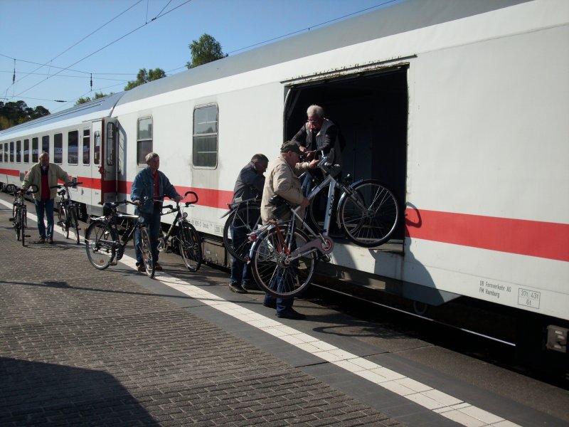Fahrradverladung am 09.Mai 2009 in Binz.Hier wird der im Uex 1805 Binz-Kln mitfhrende Fahrradwagen von Mitreisenden beladen.