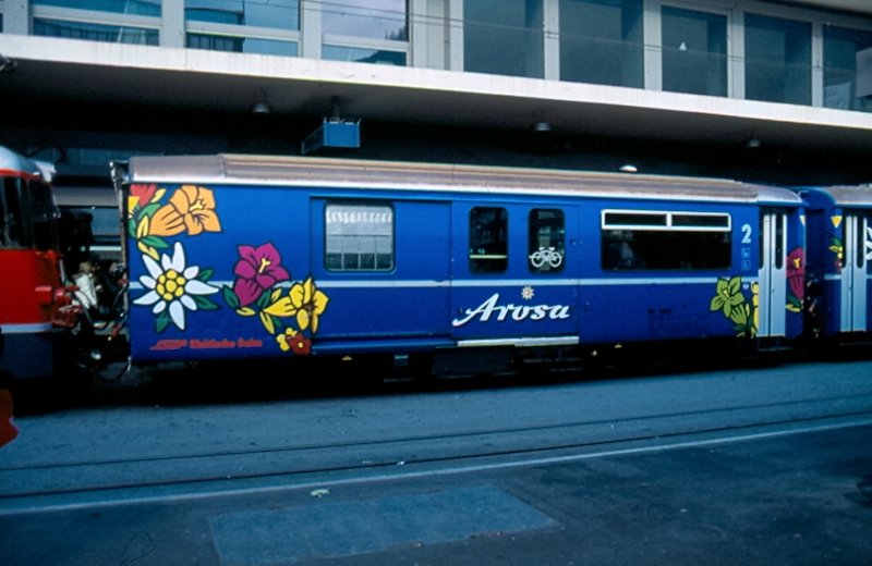 Fahrradwagen der Arosabahn vor dem Bahnhofsgebude von Chur. Eine sehr gelungene Kombination von Sitz- und Fahrradstellpltzen auf kleinem Raum. 