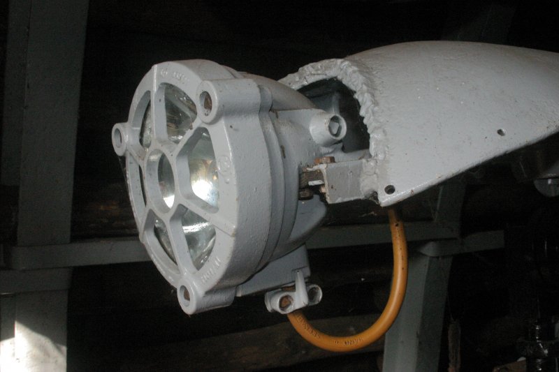 Fahrscheinwerfer am Fhrerstand von Lok 4, des Baufeldes Pluto(Wanne-Eickel) des Bergwerks Consolidation(Gelsenkirchen), zeigt die Besonderheit von Lokomotiven die im Untertage-Betrieb in Schlagwetter- und explosionsgefhrdeten Rumen betrieben wurde bzw.werden. Die elektrischen Anlage ist in einer fr den Bergbau typischen Betriebsart  e (Erhhte Sicherheit) ausgefhrt. Typische fr diese Anschlussart sind die Dreikantschraubenkpfe. 02.10.2008