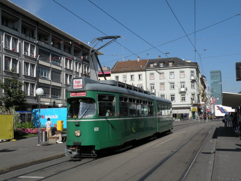 Fahrschule auf Dwag 639. Immer noch werden angehende Wagenfhrer auf den Dwag ausgebildet. Die Aufhahme entstand am 09.09.2009 am Claraplatz.