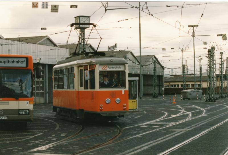 Fahrschulwagen im Betriebshof Gutleut.Man achte auf den Bus auf dem Bild. Wann dieses Bild entstanden ist,keine Ahnung mehr.Is schon e bissi her.