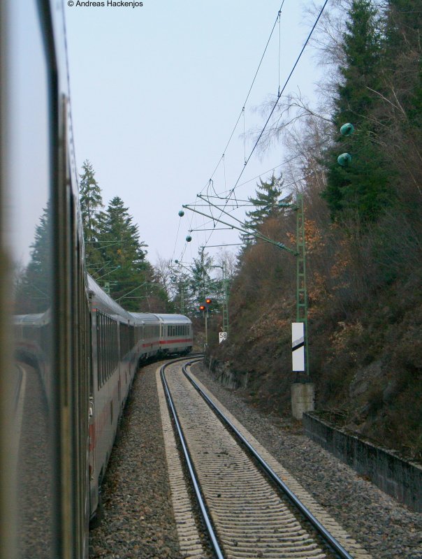 Fahrt im IC2006 Bodensee (Radolfzell-Dortmund) mit Zuglok 101 056-0 hier zwischen 3. und 2.Seelenwaldtunnel 4.4.09 Gleich wird sich der Zug shcon in die nchste Kurve strzen 