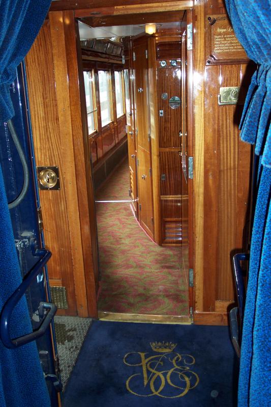 Fahrt im legendren Venice Simplon Orient-Express Paris-Venedig am 03.10.2005.  An diesem Komfort sollte sich die DB mal ein Beispiel nehmen... bergang zwischen 2 Wagen (Kabinen/Schlafwagen) 