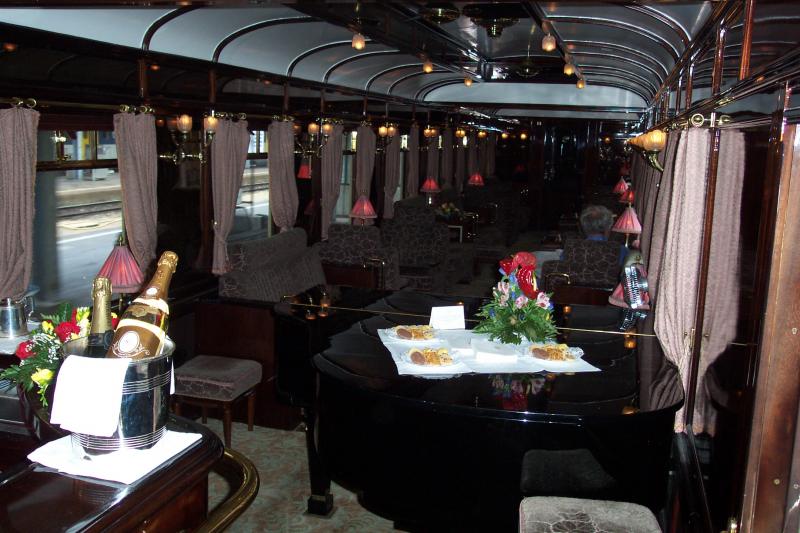 Fahrt im legendren Venice Simplon Orient-Express Paris-Venedig am 03.10.2005. Bar- und Salonwagen des Zuges. Auf der Getrnkekarte fehlte auch der Edelchampagner fr ? 910,00 (!)  nicht :-/