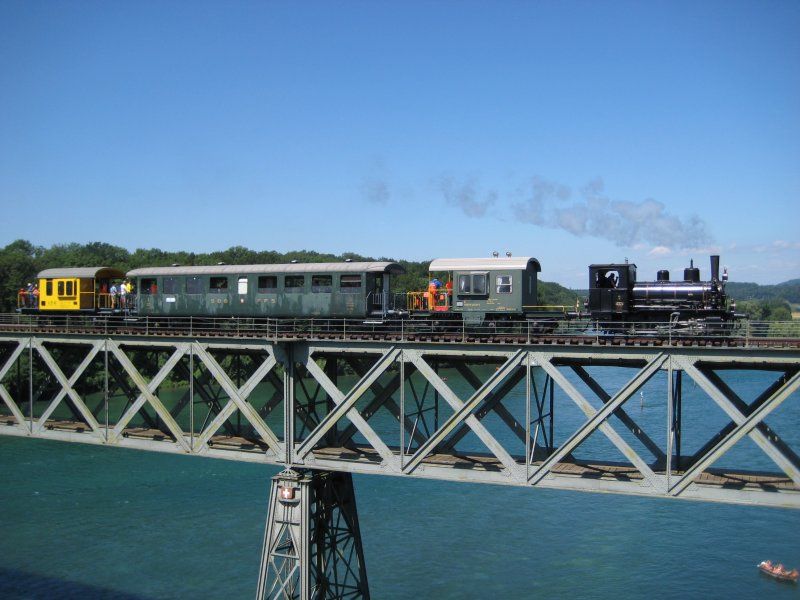 Fahrt ber den Rhein: Dampflok  Muni , zwei Service Wagen und ein C. zwischen Etzwilen und Hemishofen. 