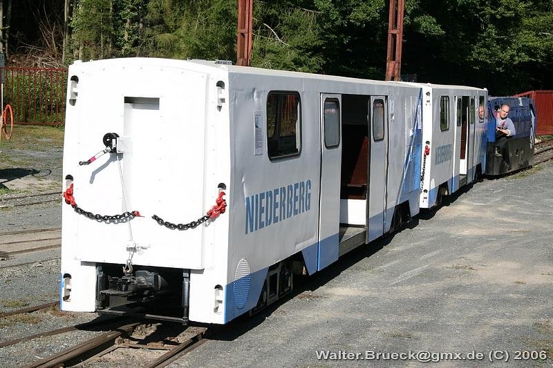 Fahrtag beim Feld- und Grubenbahnmuseum Fortuna am 10.09.2006: Die neuen  NIEDERBERG  Gruben-Personenwagen befinden sich zur Zeit noch nicht im Einsatz. Sie werden hier vor die Museumshalle 1 rangiert.