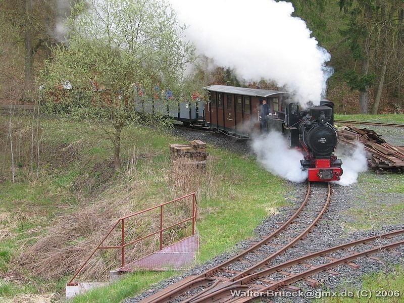 Fahrtag beim Feld- und Grubenbahnmuseum Fortuna (FGF) am 01.05.2006: Lok 4  MARTHA  mit Museumszug in der unteren Talkurve (1).