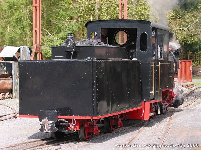 Fahrtag beim Feld- und Grubenbahnmuseum Fortuna am 01.05.2006: Lok 4  MARTHA  solo bei der Rckkehr in den oberen Bahnhof (Kerngelnde). Die Fahrtrichtung ist rckwrts.