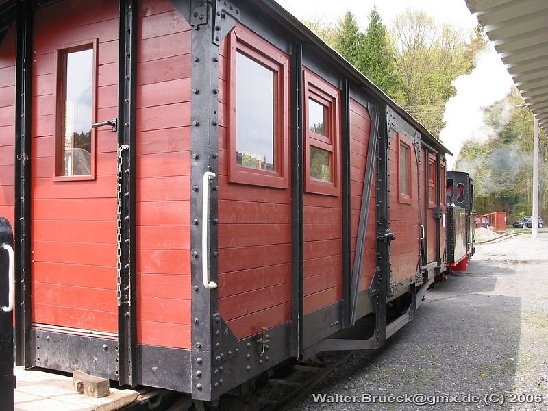 Fahrtag beim Feld- und Grubenbahnmuseum Fortuna am 01.05.2006: Lok 4 mit Musemuszug wartet auf Ausfahrt. Gro im Bild ist der Wagen 107. Glck gehabt: Die im Schatten liegende Wagenseite kommt detailmig recht gut rber.