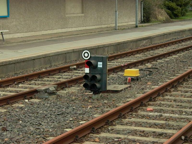 Fahrtbildloses Zwerghauptsignal 13S1 im Bf Brandenburg. Obwohl das ESTW Brandenburg Ks-Signale hat, wurde hier ein ursprnglich fr Hl-Signale entwickelter Zwergsignalschirm der WSSB-Bauart eingebaut (Mrz 2004).