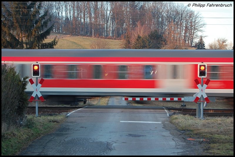 Fahrtszene des RE 19462 von Aalen nach Stuttgart Hbf, aufgenommen am 25.01.08 ein einem Bahn�bergang bei Aalen-Essingen.
