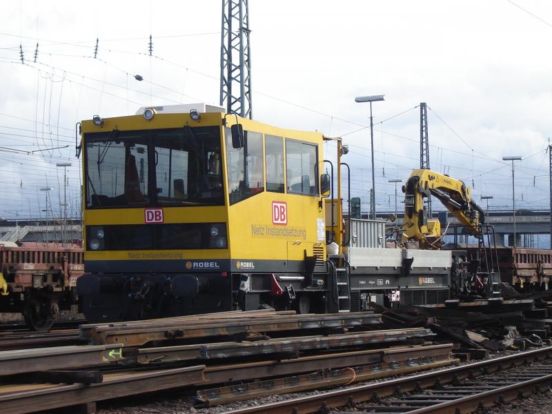 Fahrzeug der DB Netz Instandhaltung abgestellt am 18.02.2006 am BM Sttzpunkt Mannheim Rangierbahnhof.