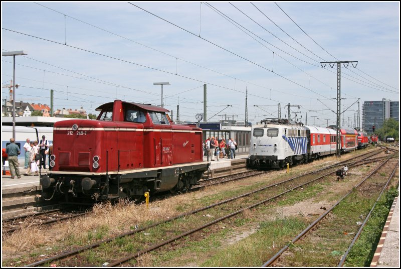 Fahrzeugausstellung 35 Jahre Mnchener S-Bahn: Im Bild, die 1965 bei Mak gebaute und zuletzt in Kempten stationierte 212 249. Im Hintergrund ist 139 312 zusehen.