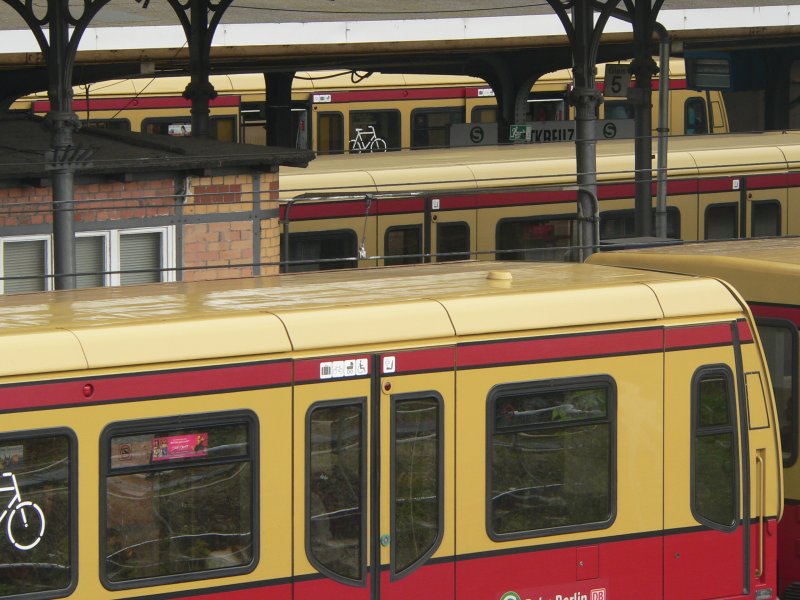 Fahrzeuge der BR 481 im Bahnhof Ostkreuz. Am Sonntag, den 6.9.2009, ist der Betrieb noch einigermaen normal, die S-Bahn hat sich weitgehend von ihren Chaostagen mit eingeschrnktem Betrieb erholt. Keiner ahnt, dass am Dienstag ein neuer, noch hrterer Notbetrieb gefahren werden muss, denn die S-Bahn hat es seit 2004 regelmig versumt, Verschleiteile an den Bremszylindern der Baureihe 481 auszutauschen. Nachdem an einem Zug fast die Hlfte aller Bremsen ausgefallen war, nahm man nun vorsorglich alle Zge dieser Baureihe, deren Bremszylinder nicht richtig gewartet wurden, auer Betrieb. Das scheint eine Menge zu sein - die S-Bahn fhrt mit etwa 1/4 ihres Fuhrparks. Einen stabilen Notfahrplan gibt es derzeit nicht - Stadtbahn und viele Endstationen werden nicht befahren. Die Berliner und Brandenburger sind stinksauer - auch darber, dass nach bisherigen Kenntnissen nur ein Teil von ihnen mit kostenlosen Fahrten entschdigt werden soll und der Senat den Vertrag nicht vorzeitig kndigen will. Nach Jahrzehnten eines stabilen S-Bahn-Betriebs hat es die Bahn geschafft, ein Unternehmen und seine Fahrzeuge dermaen herunterzuwirtschaften, dass in einem Jahr mehrmals nicht mal mehr die Stadtbahn befahren werden kann. Eine Posse, die weltweit ihresgleichen sucht!