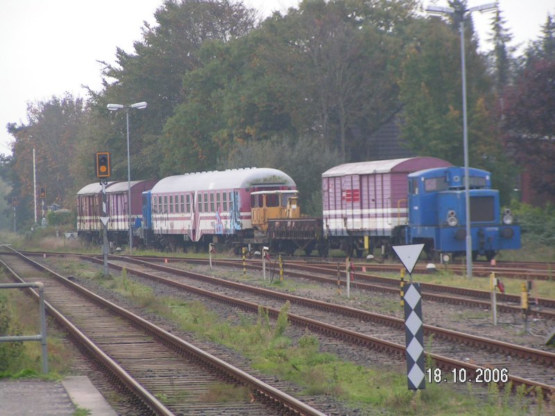 Fahrzeuge im NEG-Bahnhof in Niebll am 18.10.2006.