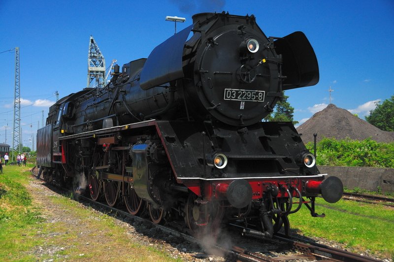 Fahrzeugparade in N�rdlingen zum 40-J�hrigen: 03 2295-8 unter Dampf im Lokportrait. (13.06.2009)