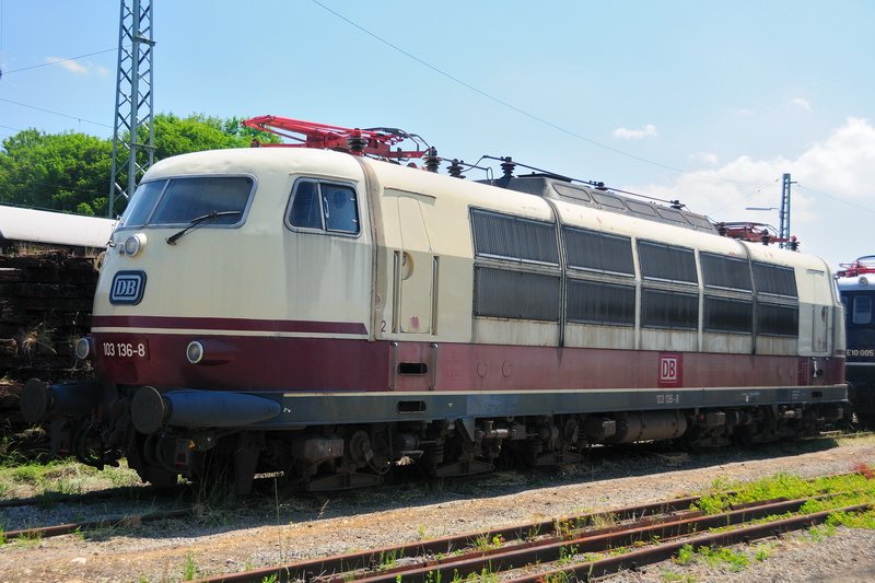 Fahrzeugparade in N�rdlingen zum 40-J�hrigen: 103 136-8 im Lokportrait... die saubere, teilrestaurierte Seite... (13.06.2009).