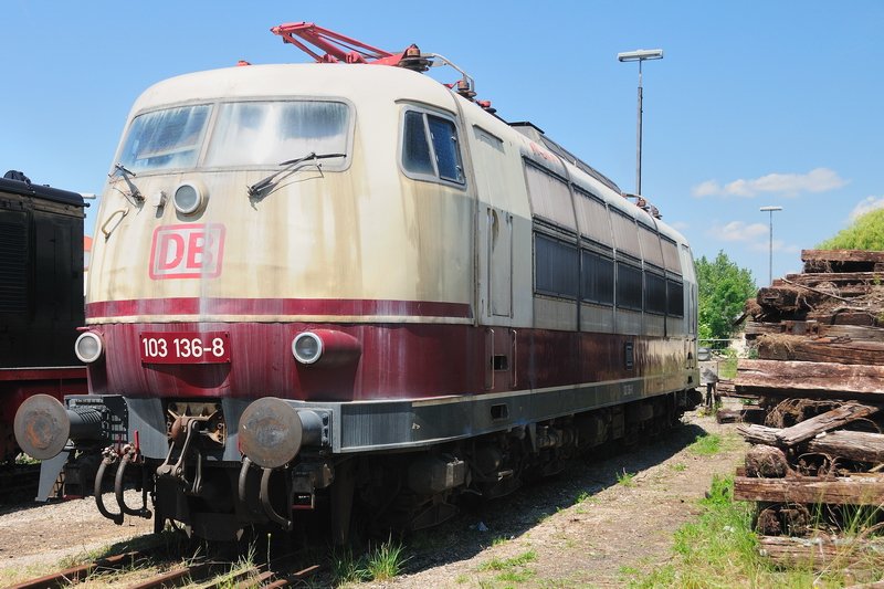 Fahrzeugparade in N�rdlingen zum 40-J�hrigen: 103 136-8... die Kehrseite der einstigen Lady des Schienenstrangs... (13.06.2009).