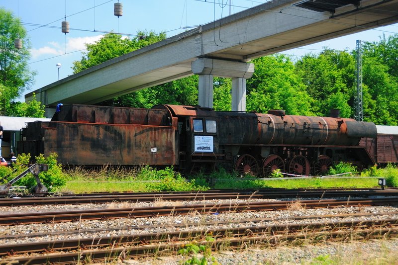 Fahrzeugparade in N�rdlingen zum 40-J�hrigen: 22 029 in erbarmungsvollem Zustand dient 22 064 als Ersatzteilspender. Ein Teil von der  rostigen Lok  ist bereits zerlegt und soll helfen, 22 064 wieder museal aufzubereiten, was bereits erste Fr�chte tr�gt. (13.06.2009).