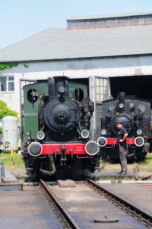 Fahrzeugparade in N�rdlingen zum 40-J�hrigen: Bayern meets Italia... Lok  Ries , links, l��t  Luici  rechts liegen. (13.06.2009). 