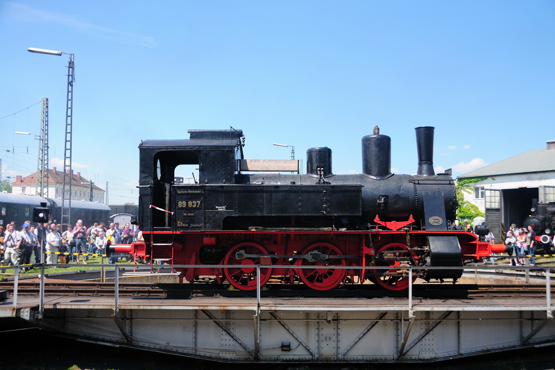 Fahrzeugparade in N�rdlingen zum 40-J�hrigen: Die schon aufgearbeitete Seite mit kompletten Fahrwerk von 89 873 im Lokportrait. (13.06.2009).