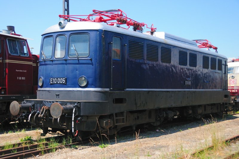 Fahrzeugparade in N�rdlingen zum 40-J�hrigen: E 10 005 im Lokportrait. Ein Oldtimer gibt sich die Ehre... (13.06.2009).