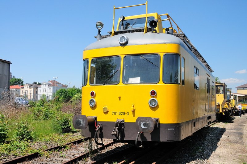 Fahrzeugparade in N�rdlingen zum 40-J�hrigen: Poppiges Gelb im Lokportrait... die BR 701 mit ihrem Vertreter 028-3 am 13. Juni 2009.