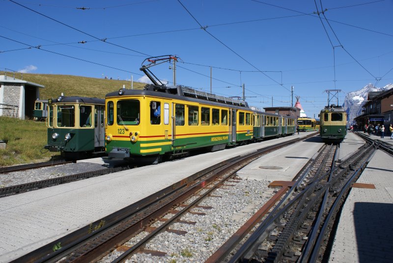 Fahrzeugtreffen am 6.9.09 auf der Kleinen Scheidegg: Zwei Zge Richtung Lauterbrunnen, ein abgestellter Steuerwagen und ein Zug Richtung Grindelwald im Hintergrund.