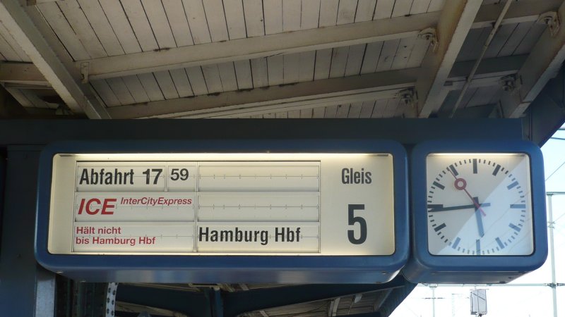 Fallblatt-ZZA in Neumnster. Angekndigt wird ICE 387 nach Hamburg Hbf ohne Zwischenhalt.