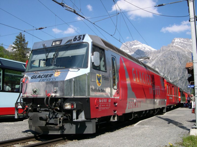 Falsche Lok am richtigen Zug oder umgekehrt? Jedenfalls ist Lok Ge 4/4 III 651  Fideris am 14.06.2006 mit einem RegioExpress nach St.Moritz unterwegs, whrend der zur Lok passende GlacierExpress im Nachbargleis in die Gegenrichtung fhrt. Das Bild entstand im Bahnhof Preda.
