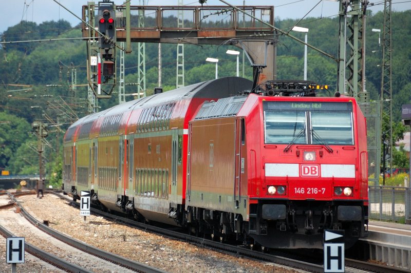 Falschfahrer: 146 216-7 im Gleiswechselbetrieb in Amstetten (Wrtt). Grund war ein verspteter IC, dem freie Bahn geschaffen wurde. (17.07.2008)
