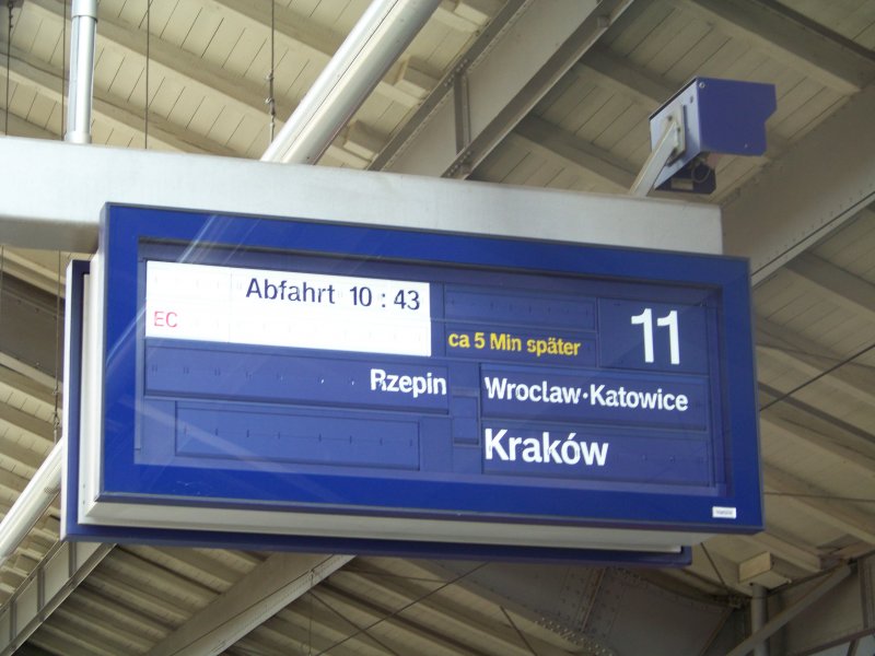Faltblattanzeige in Frankfurt/Oder. Hier wird der EC 241 aus Hamburg-Altona nach Krakow Glowny angezeigt. Weitere Halte sind Rzepin, Wroclaw und Katowice. 
